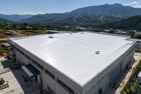 Cubierta de bodega industrial impermeabilizada con membrana Danopol HS Cool Roofing blanca en Colombia