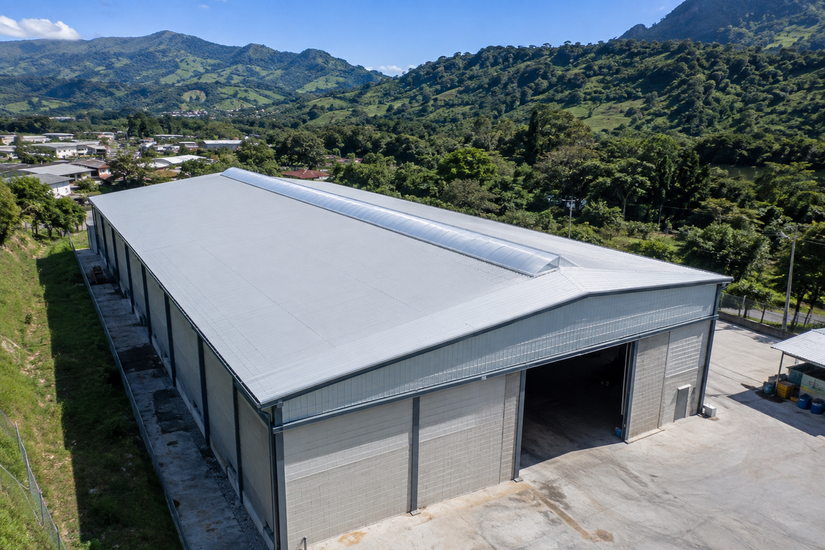 Cubierta de teja UPVC termoacústica instalada en bodega industrial en Bucaramanga