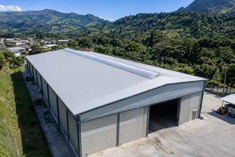 Cubierta de teja UPVC termoacústica instalada en bodega industrial en Bucaramanga