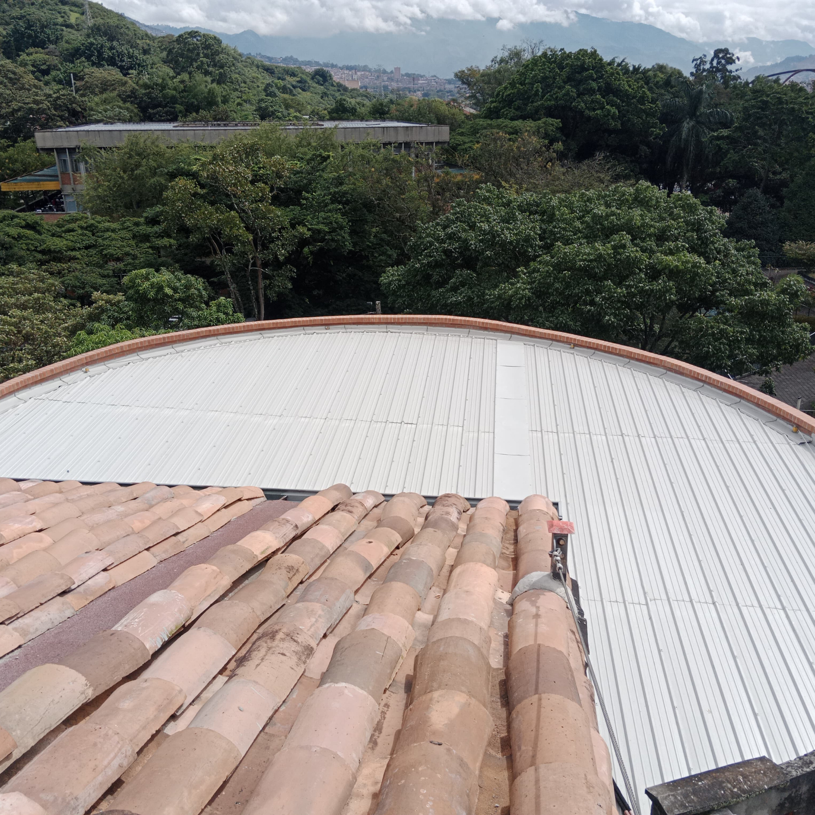 Cubierta tipo sándwich Auditorio UNAL Medellín - metecno